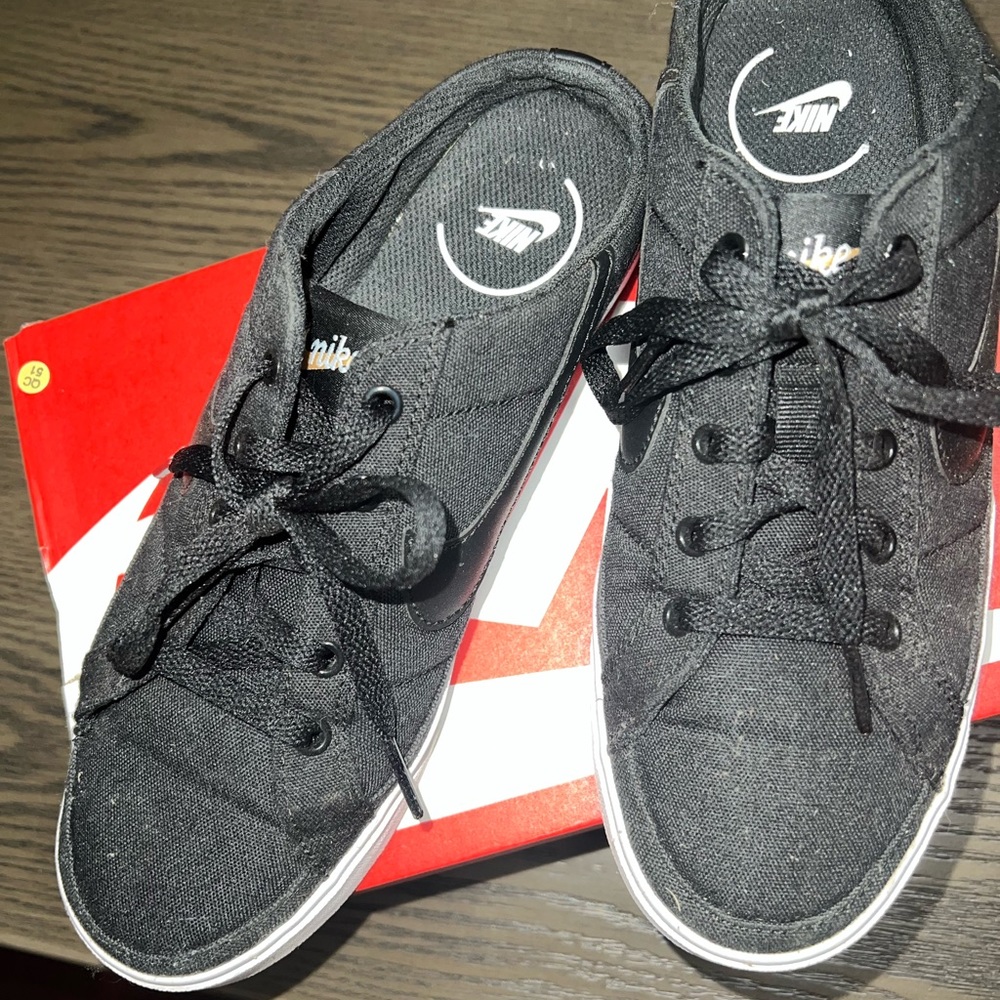 Nike mule tennis shoes size 8